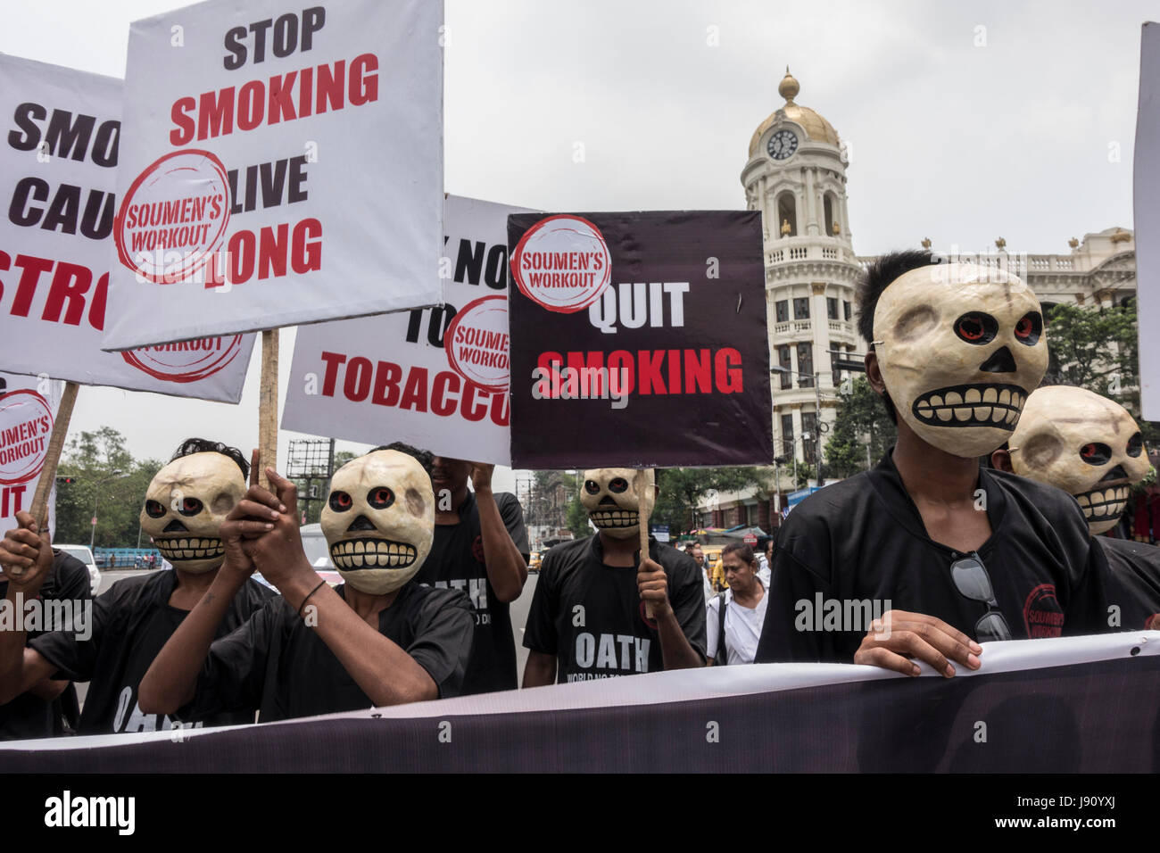 Kolkata, Inde. 31 mai, 2017. Les gens qui portent des masques indiens crâne de participer à un rassemblement anti-tabac à Calcutta, capitale de l'Est de l'état indien du Bengale occidental le 31 mai 2017 pour observer la Journée mondiale sans tabac. Credit : Tumpa Mondal/Xinhua/Alamy Live News Banque D'Images