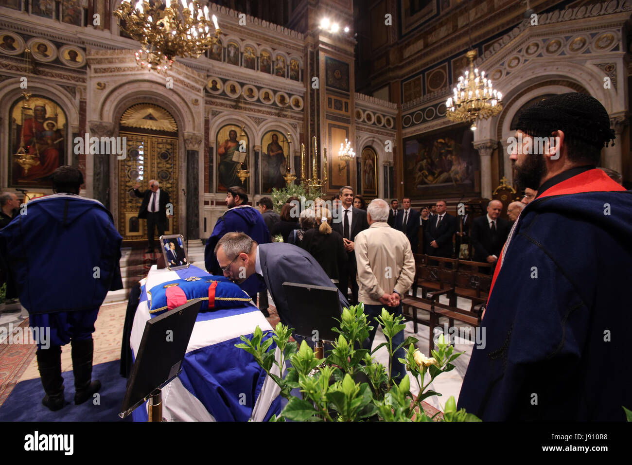 Athènes, Grèce. 31 mai, 2017. Les gens paient un dernier hommage à l'ancien premier ministre grec Konstantinos Mitsotakis lors d'un service funèbre à la Cathédrale Métropolitaine d'Athènes, Grèce, le 31 mai 2017. Konstantinos Mitsotakis est décédé lundi à l'âge de 98. Credit : Marios Lolos/Xinhua/Alamy Live News Banque D'Images