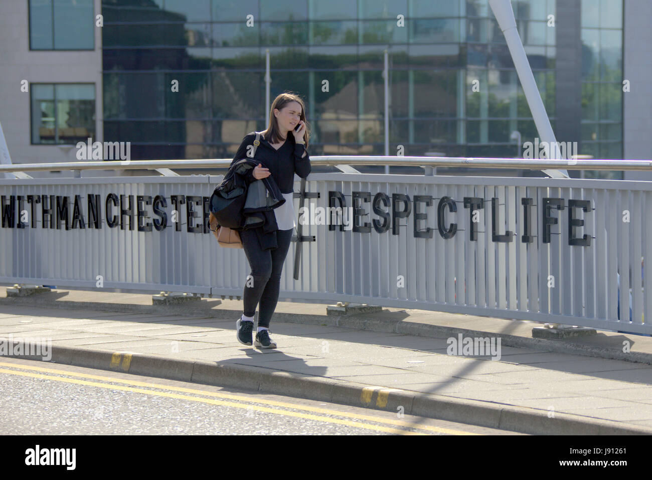 Glasgow, Écosse, Royaume-Uni 31 mai, hommage aux victimes des bombardements de Manchester s'affiche sur le pont de Clyde. Le pont aux au Pacific Quay accueil de la communauté médias écossais a été couvert dans les noms de toutes les victimes de l'attentat de Manchester la nuit par un artiste mystère. Gérard Ferry/Alamy Live News Banque D'Images