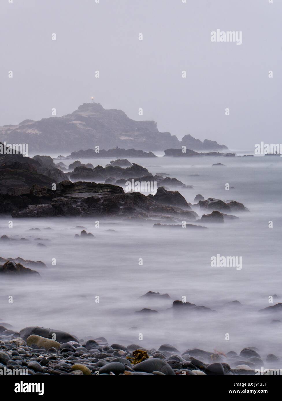 Phare de littoral matin gris à Isla Damas, La Serena, Chili Banque D'Images