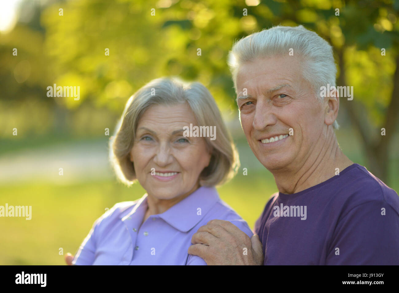 Portrait of a happy senior couple reposant en plein air Banque D'Images