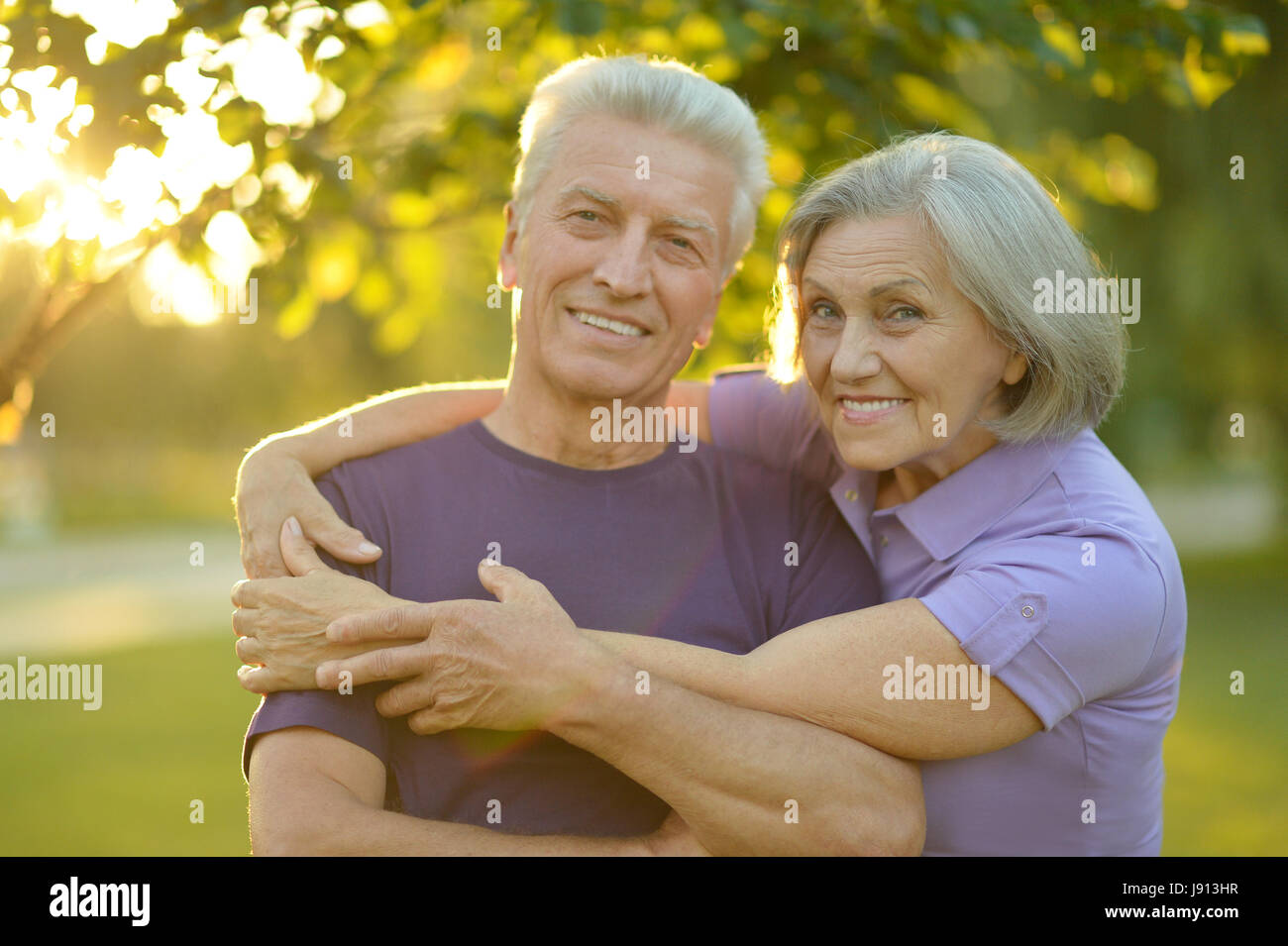 Portrait of a happy senior couple hugging outdoors Banque D'Images