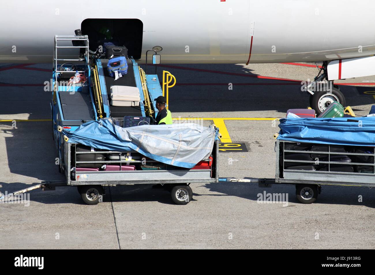 Les bagages étant chargé dans les avions à fuselage étroit Banque D'Images