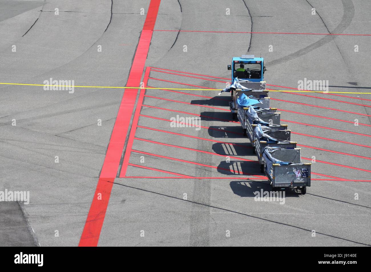 Tablier avec chariots à bagages de l'aéroport Banque D'Images