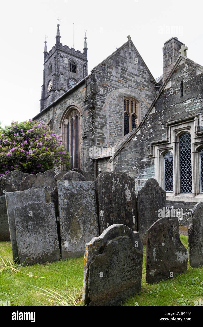 Pierres tombales empilées en face de Eustachius, les 700 ans de l'église paroissiale de Tavistock, Devon, UK Banque D'Images