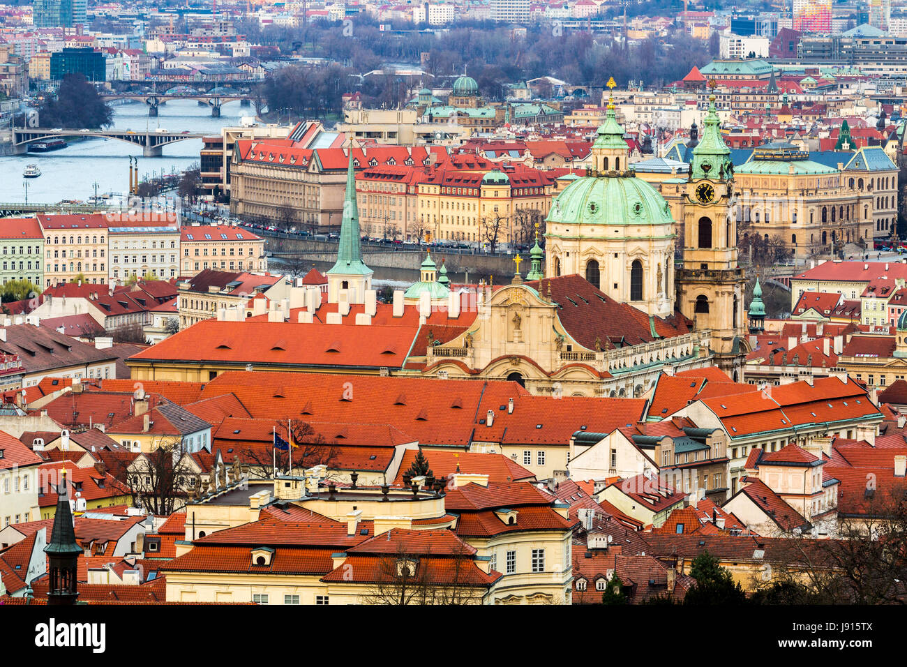 Panorama de la ville de Prague. De tuiles rouges des maisons dans la vieille partie de la ville. Vue aérienne Banque D'Images