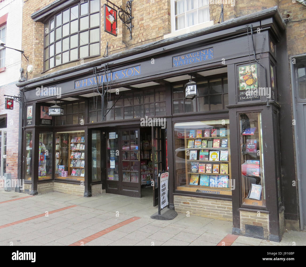 WH Smith shop à Newtown, Powys, comme restauré à son look original 1928, en célébration de la fondation de l'entreprise dans la ville en 1792. Photo : Tony Gale Banque D'Images