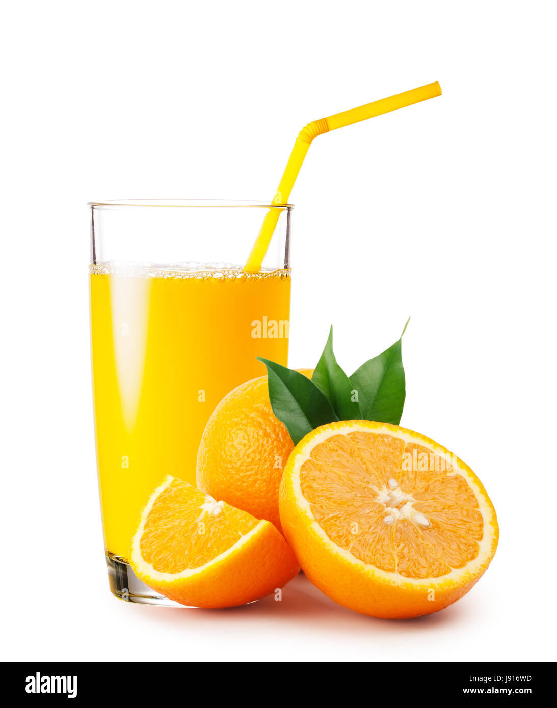 Verre de jus d'orange et orange isolé sur fond blanc Banque D'Images