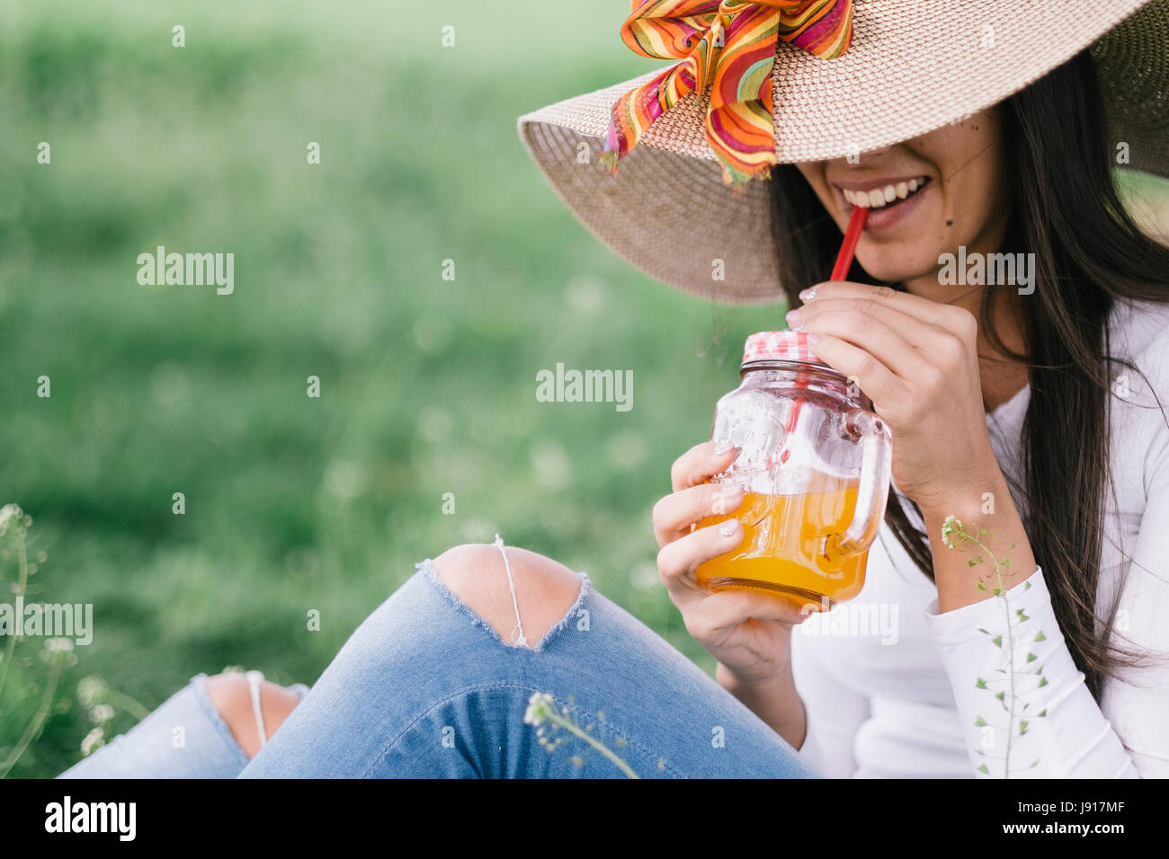 Femme de détente et de boire du jus d'orange froid. Photo film ressemble Banque D'Images