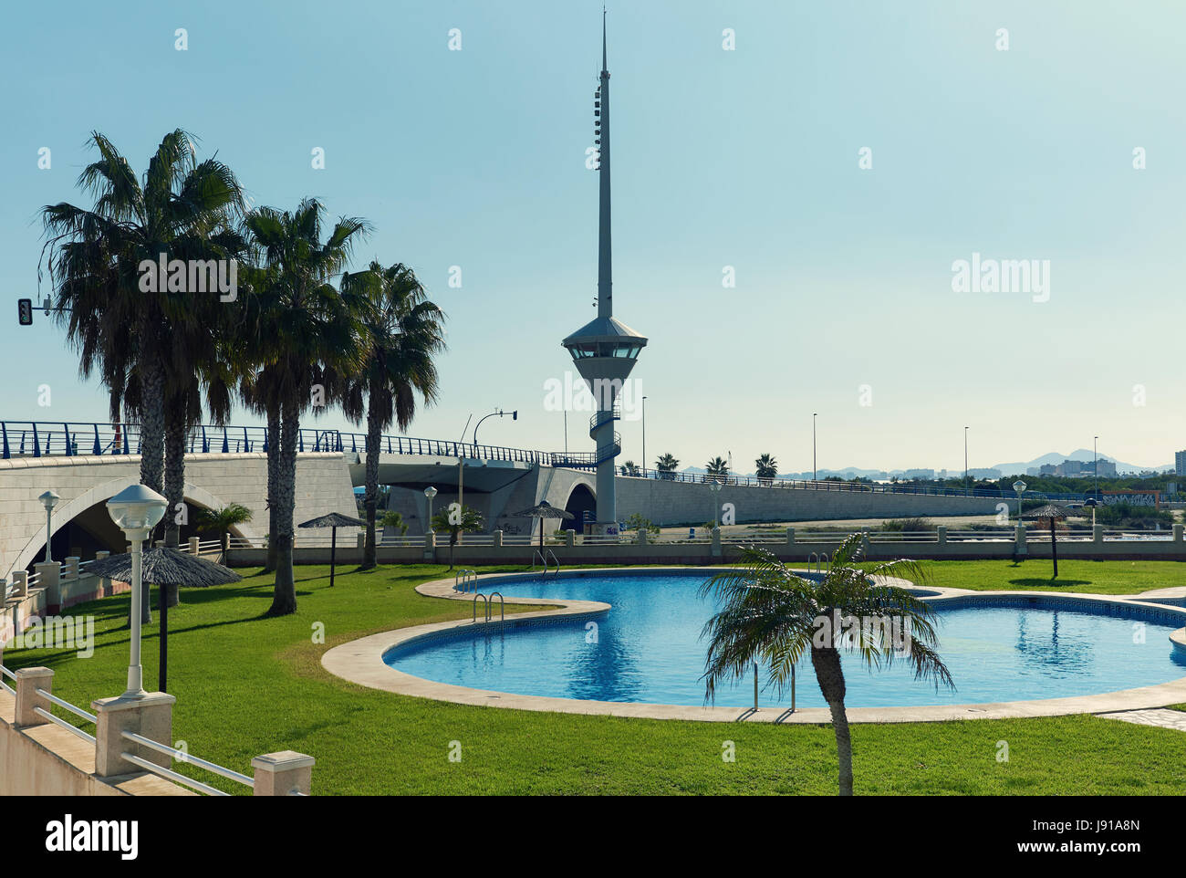 La Manga resort city. Vue de la la 53 m de long pont à bascule de La Manga (La Manga del Mar Menor), en horaire d'été il soulève huit fois par jour. Banque D'Images