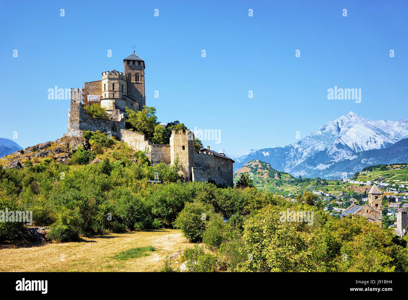 Valère ancienne basilique sur la colline à Sion, Canton du Valais, Suisse. Alpes bernoises sur l'arrière-plan Banque D'Images