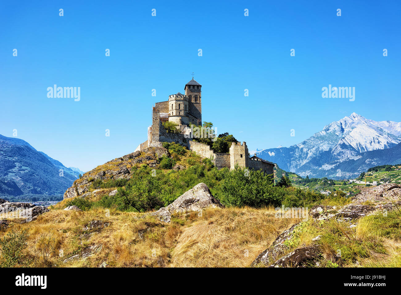 Valère ancienne basilique sur la colline de Sion, Canton du Valais, Suisse. Alpes bernoises sur l'arrière-plan Banque D'Images