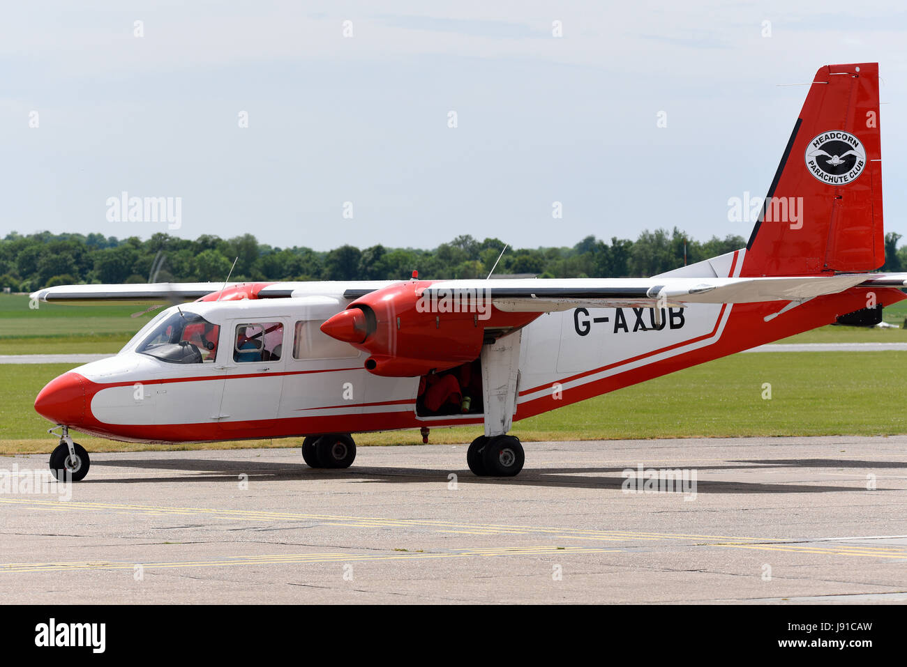 Britten Norman BN2A Islander G-AXUB appartenant au Headcorn parachute Club et utilisé par les Red Devils de l'armée britannique lors d'un spectacle aérien Banque D'Images