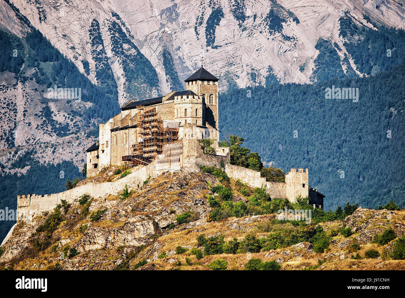 Basilique de Valère sur la colline à Sion, Canton du Valais, Suisse. Alpes bernoises sur l'arrière-plan Banque D'Images