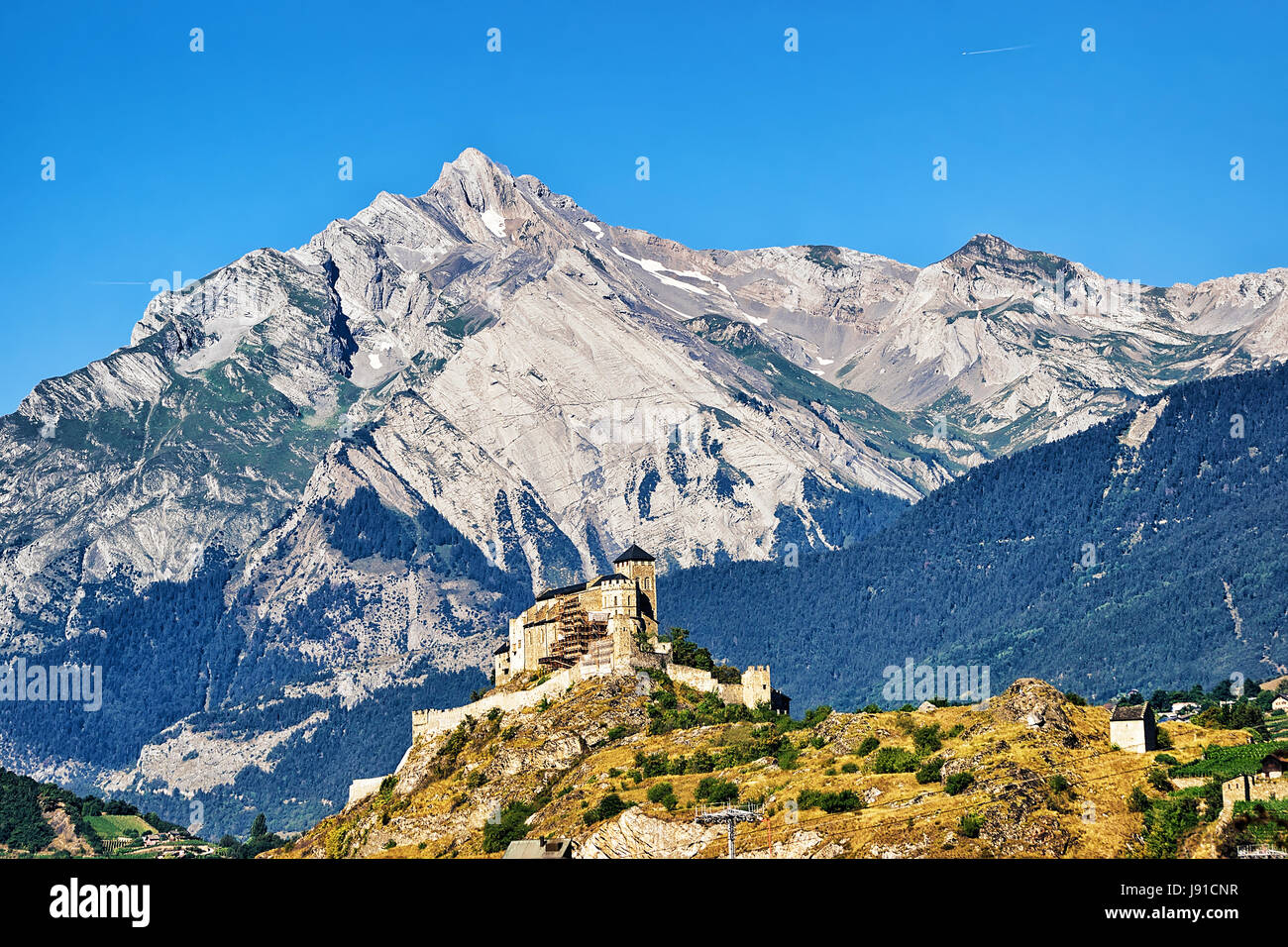 Basilique de Valère sur la colline de Sion, Canton du Valais, Suisse. Alpes bernoises sur l'arrière-plan Banque D'Images