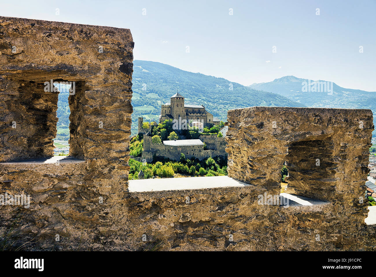 La basilique de Valère vue depuis le château de Tourbillon sur la colline à Sion, Canton du Valais, Suisse. Banque D'Images