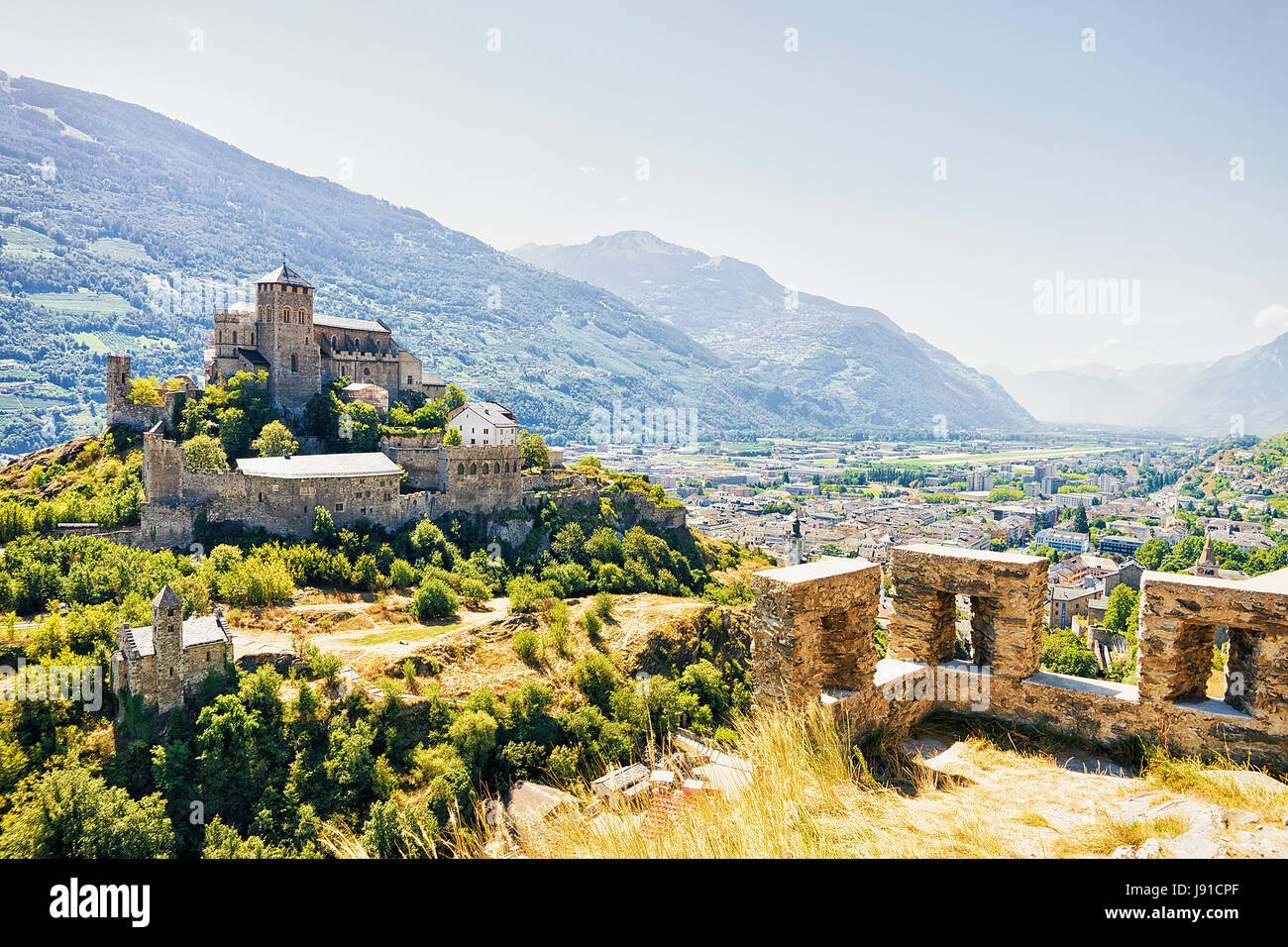 La basilique de Valère vue depuis le château de Tourbillon sur la colline à Sion, Canton du Valais, Suisse. Banque D'Images