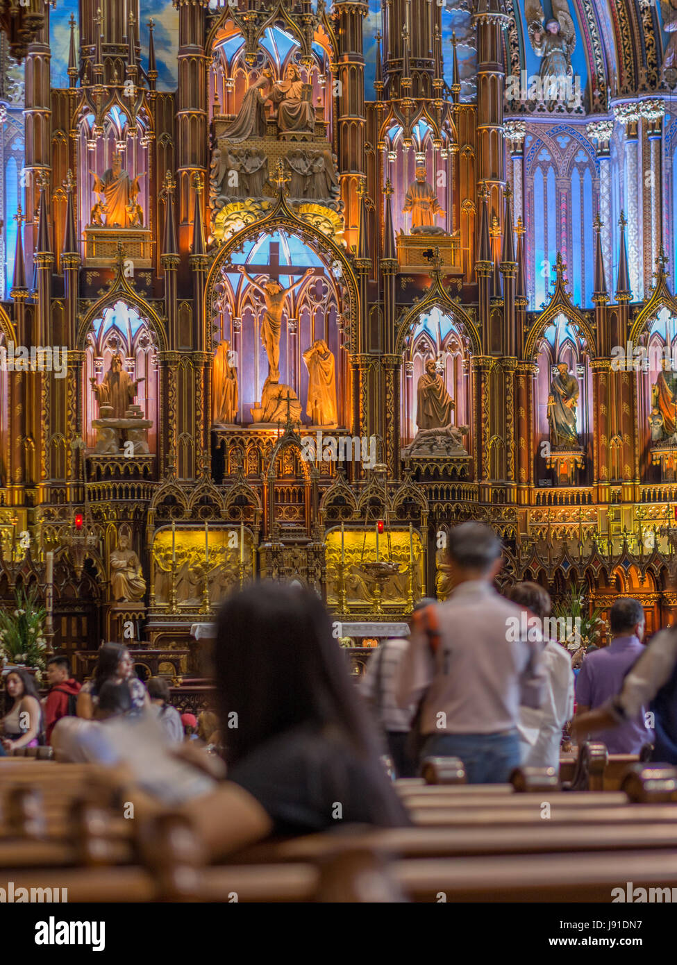 La masse et la foule très populaire à la basilique Notre-Dame, Montréal. Ouvert au public en 1843, un symbole du christianisme et site historique au Canada Banque D'Images
