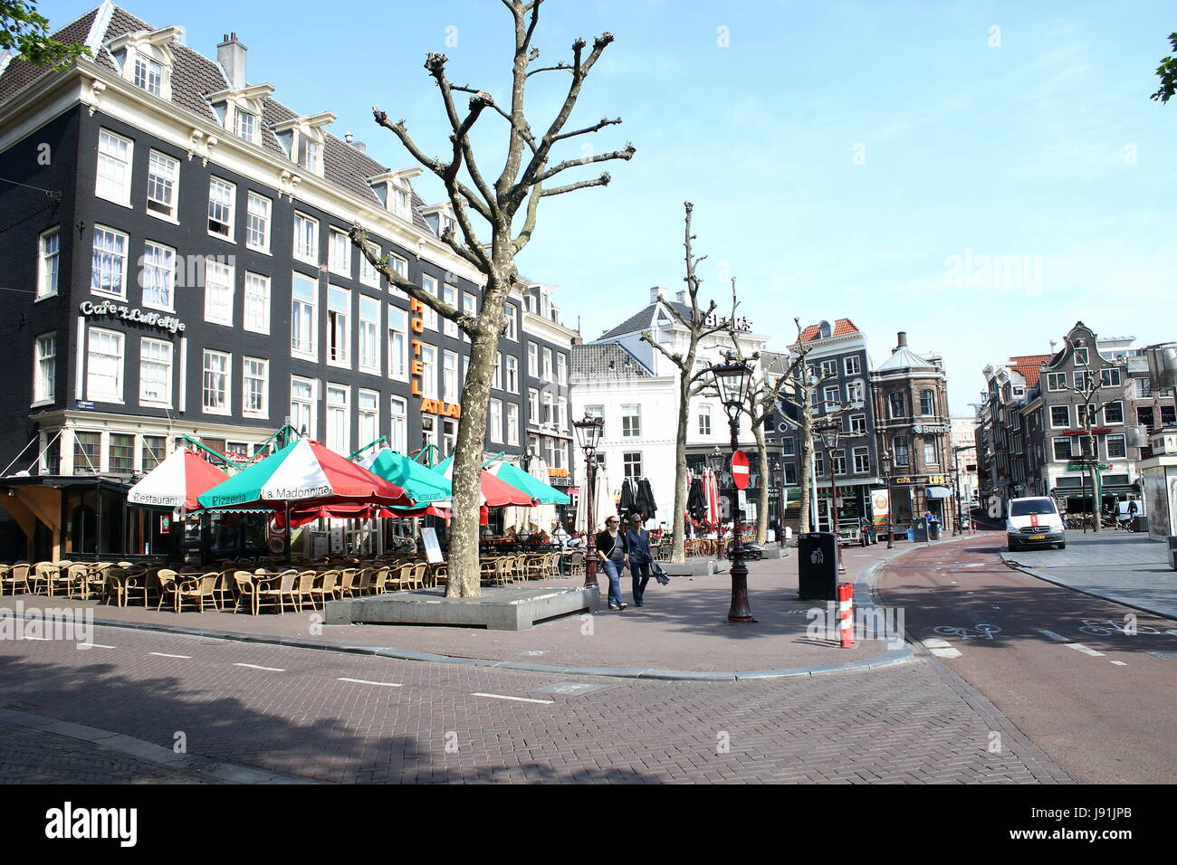 Matin de printemps à Rembrandtplein, le centre-ville d'Amsterdam, aux Pays-Bas. Banque D'Images