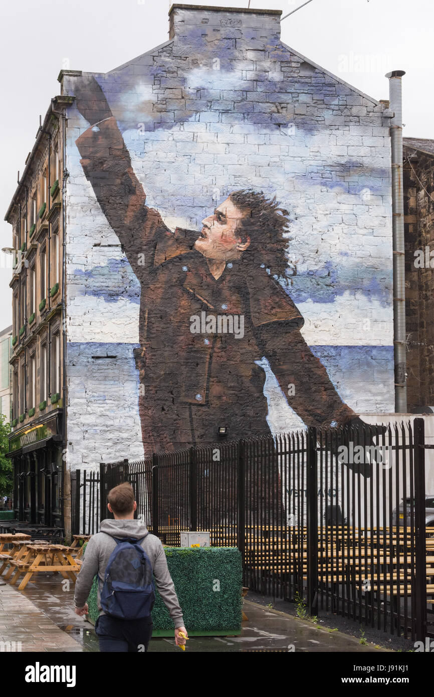 Billy Connolly - un 75e anniversaire murale sur le mur de la Hootenanny pub - créé à partir d'une œuvre originale par Jack Vettriano, Glasgow, Écosse, Royaume-Uni Banque D'Images