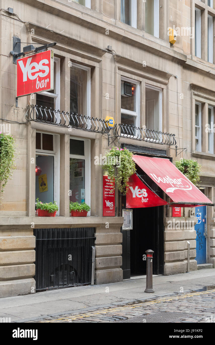 Oui Bar - anciennement Vespbar - renommé à l'appui de l'indépendance écossaise au cours du référendum de 2014, Glasgow, Ecosse Banque D'Images