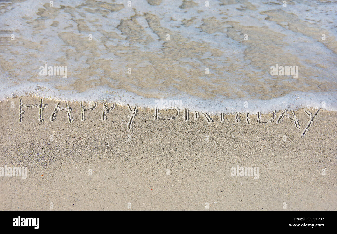 Joyeux Anniversaire Un Message A Demi Effacee Par L Eau De Mer Ecumeuse Photo Stock Alamy Joyeux Anniversaire Un Message A Demi Effacee Par L Eau De Mer Ecumeuse Photo Stock Alamy