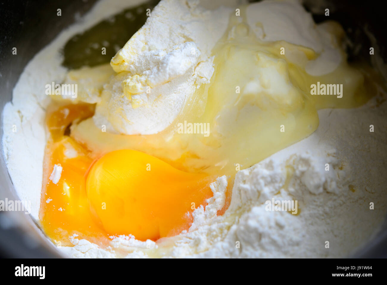 Gâteau fait maison Préparation Mélanger. Banque D'Images