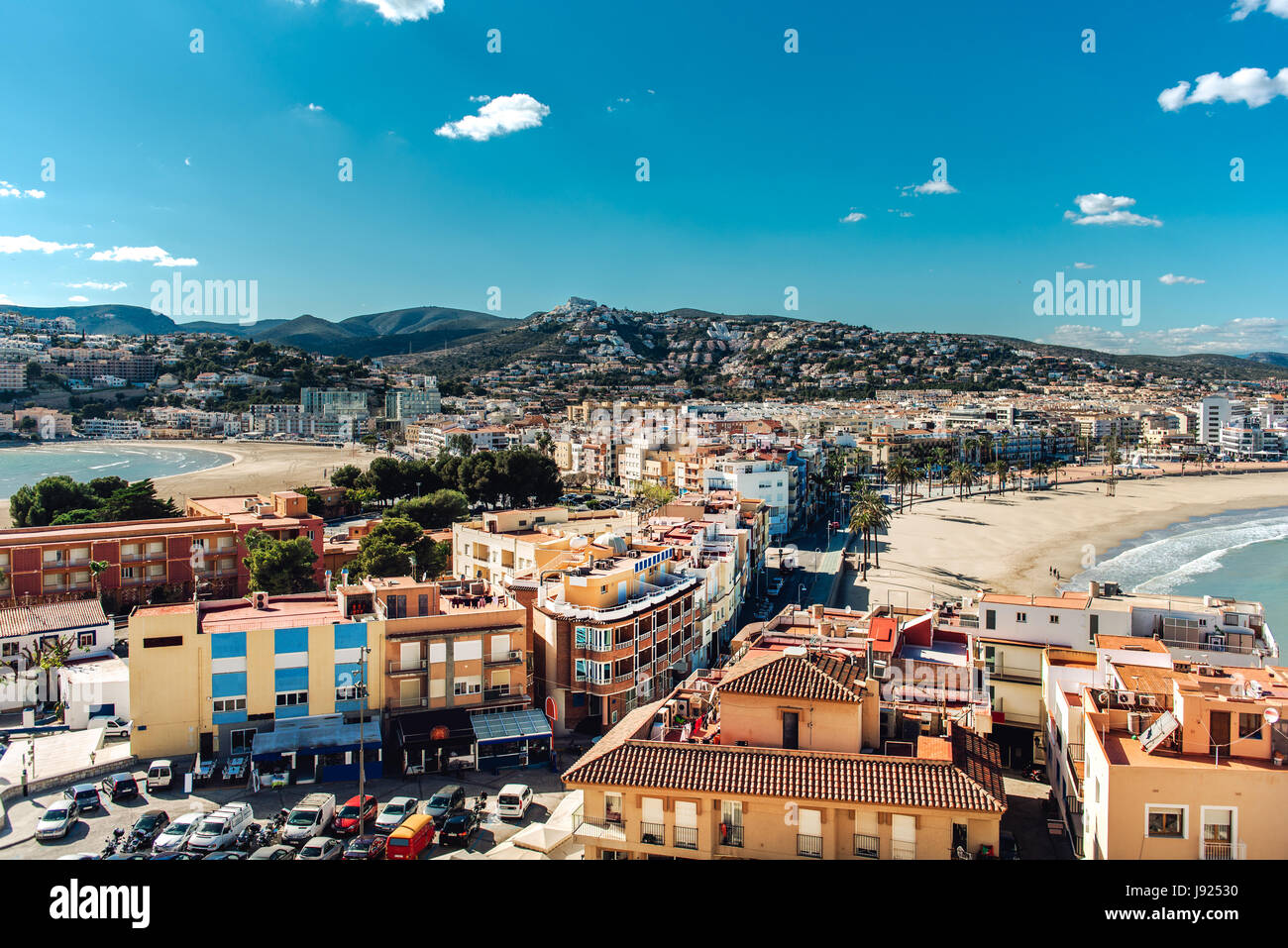 Vue pittoresque de la Peniscola deux plages, vue du château. Costa del Azahar, province de Castellón, Communauté Valencienne. Espagne Banque D'Images
