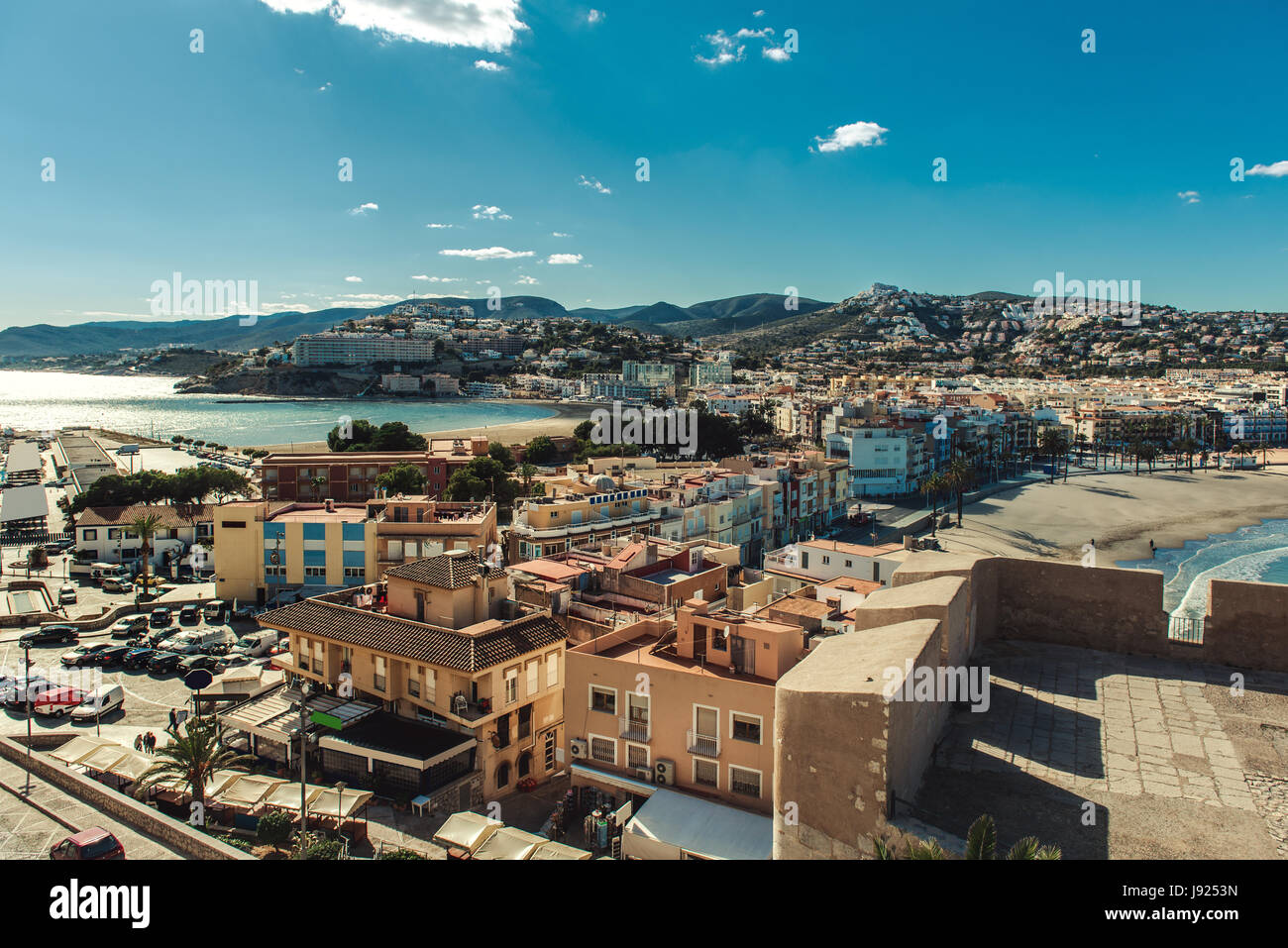 Vue pittoresque de la Peniscola deux plages, vue du château. Costa del Azahar, province de Castellón, Communauté Valencienne. Espagne Banque D'Images