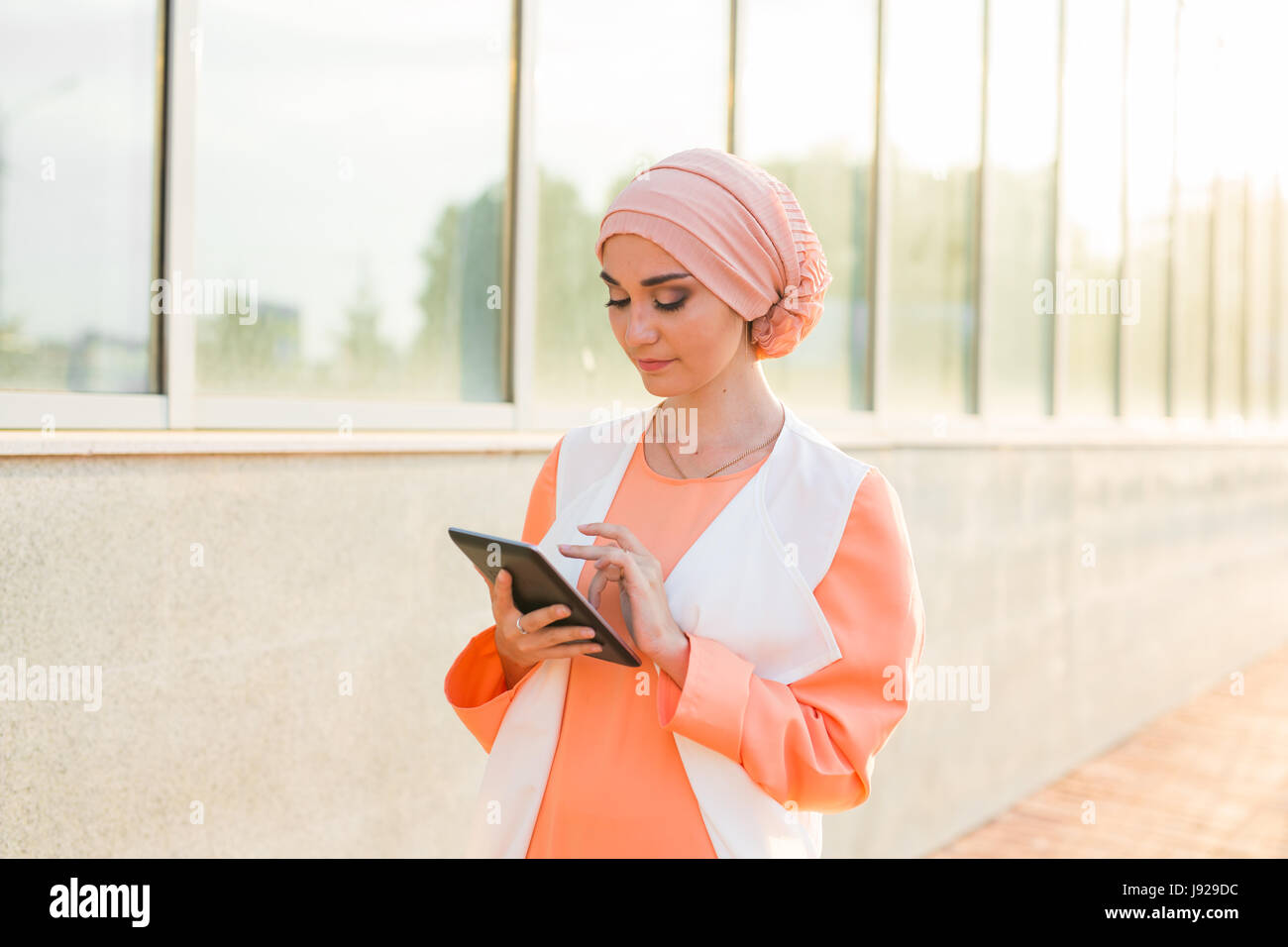 Jolie femme arabe moderne avec tablet computer outdoors Banque D'Images