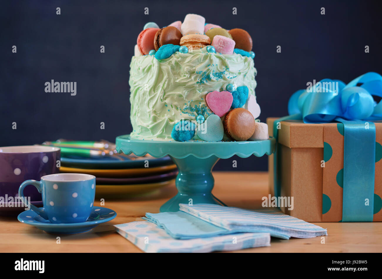 Heureux des pères ou d'anniversaire masculin table avec showstopper gâteau décoré avec des bonbons, les guimauves et macarons cookies. Banque D'Images