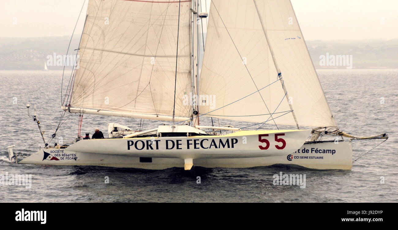 AJAXNETPHOTO. 29MAI 2017. PLYMOUTH, en Angleterre. - TRANSAT - DEUX ÉTOILES FRANÇAIS TRIMARAN PIR 2 CO-SKIPPÉ PAR ETIENNE HOCHEDE ET FRANÇOISE HANSS AU DÉBUT. PHOTO:JONATHAN EASTLAND/AJAX REF:D172905 6642 Banque D'Images