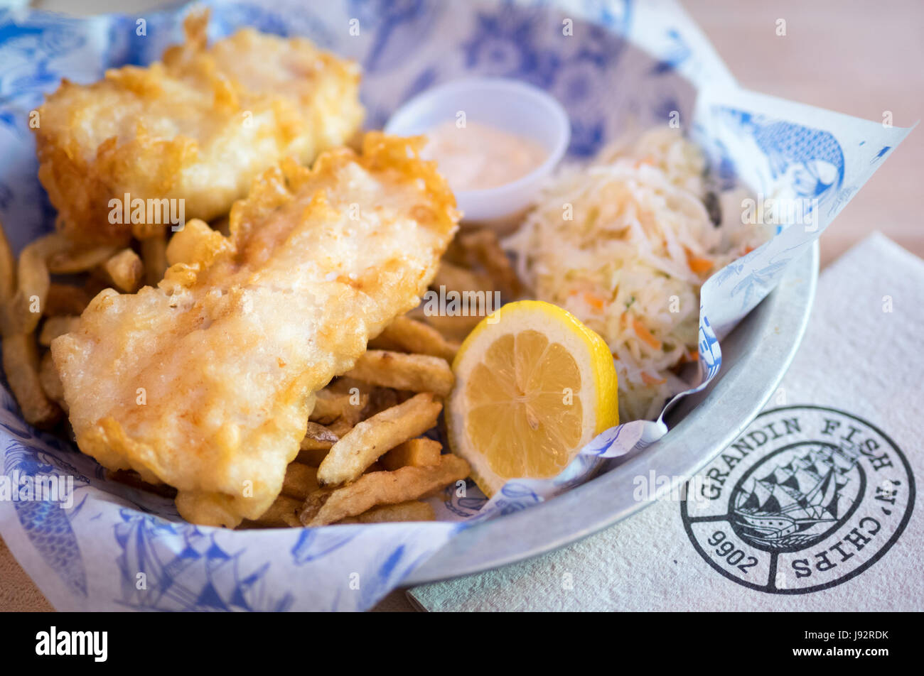 Fish and chips (puces) et de l'aiglefin de Grandin Fish 'n' Chips, une populaire fish and chips shop à Edmonton, Alberta, Canada Banque D'Images