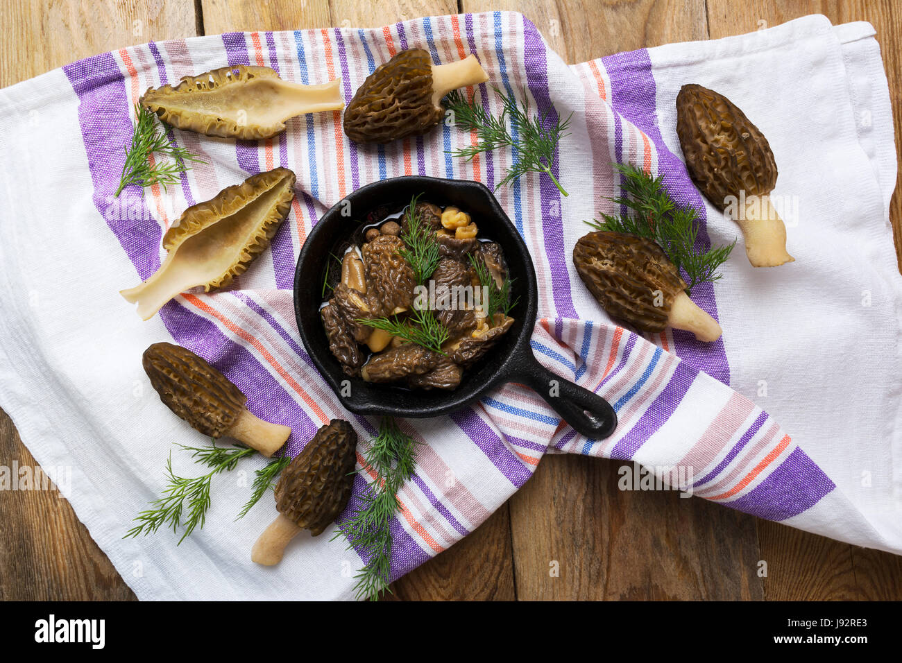 Délicieux morilles noires dans la poêle sur la table en bois rustique, vue d'en haut. Le régime alimentaire végétarien. Banque D'Images