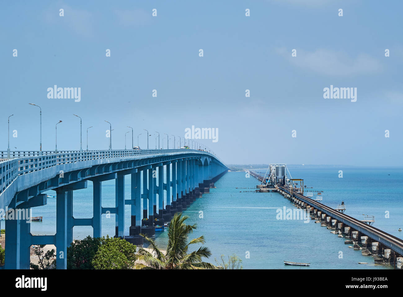 Pamban Bridge.Le premier pont sur la mer mer.Ses un pont cantilever.Il s'ouvre au centre pour faire place à des navires. Banque D'Images