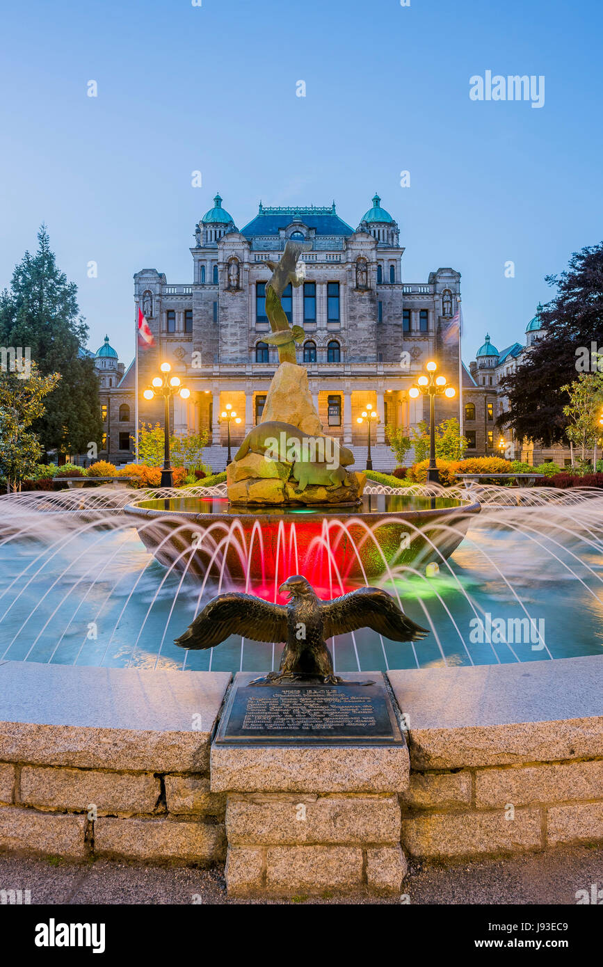 Fontaine à l'arrière, l'Assemblée législative de la Colombie-Britannique, Victoria, île de Vancouver, Colombie-Britannique, Canada. Banque D'Images