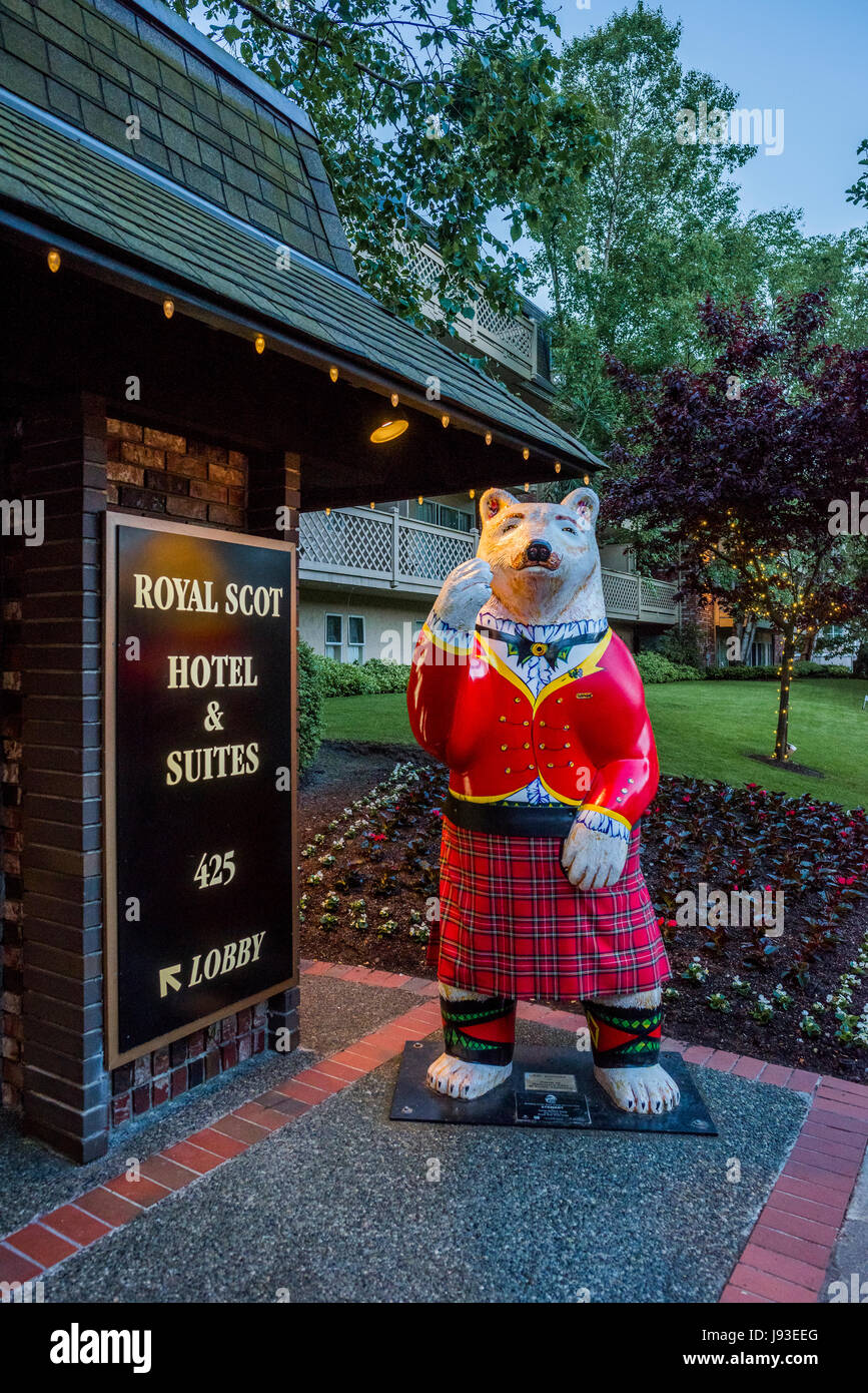 Accueillant ours esprit vêtu d'un kilt, Royal Scot Hotel, Victoria, Colombie-Britannique, Canada Banque D'Images