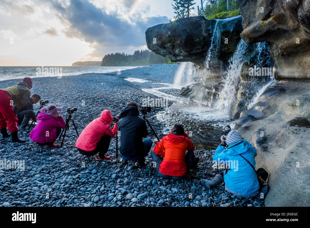 Groupe photographie photos cascade atSandcut Beach, Jordan River Regional Park, l'île de Vancouver, Colombie-Britannique, Canada. Banque D'Images