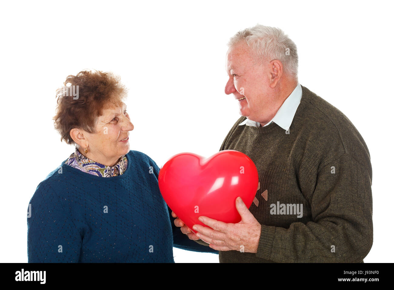 Photo d'un couple de personnes âgées Célébrer la Saint-Valentin - fond isolé Banque D'Images