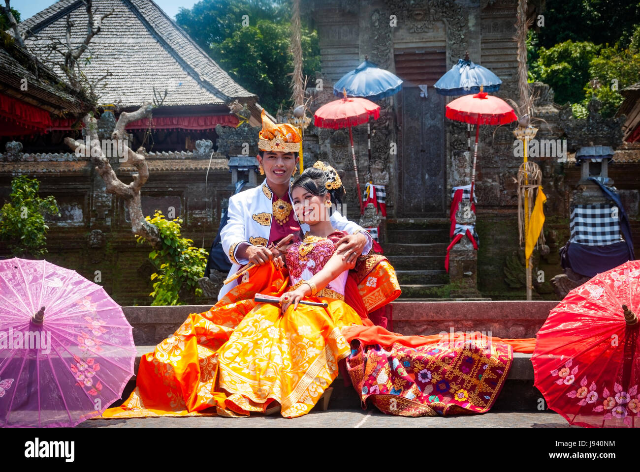 BALI, INDONÉSIE - 22 SEPTEMBRE : Indonesian juste couple marié habillé en  vêtements traditionnels balinais posant devant le temple à Bali, Indonesi  Photo Stock - Alamy