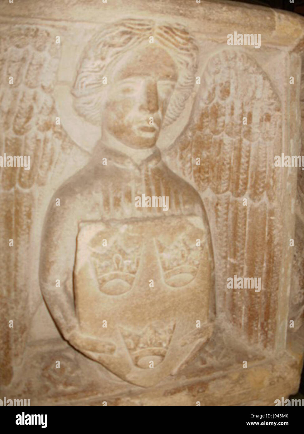 L'emblème des trois couronnes est un symbole de l'autorité royale et de l'unité, couramment utilisé dans l'héraldique européenne pour signifier l'unité des différentes régions ou puissances sous une seule règle. Banque D'Images