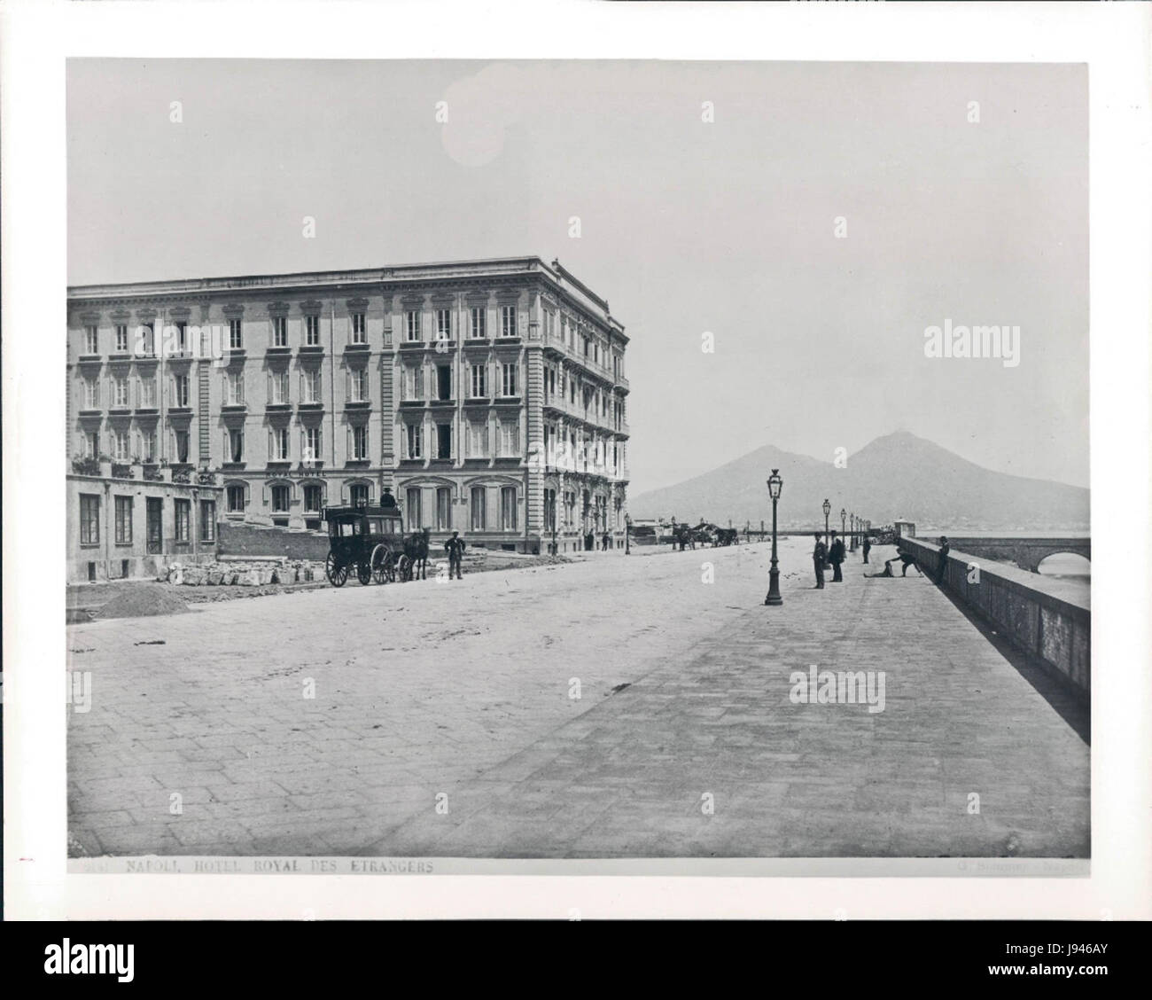 Sommer, Giorgio (1834-1914) n. 6151 Napoli, Hotel Royal des Etrangers bearbeitet fait référence à une photographie ou une œuvre d'art de Giorgio Sommer, un photographe italien connu pour son travail à Naples, capturant en particulier l'architecture historique et les scènes de la ville. Banque D'Images