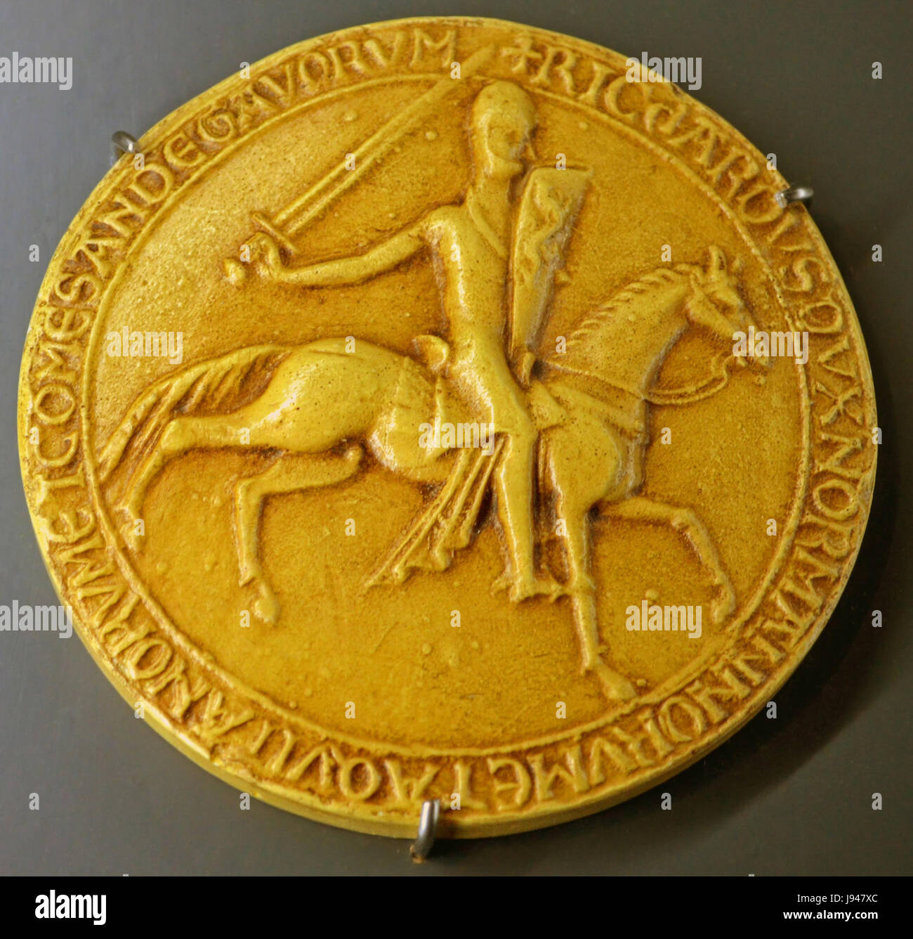 Le sceau de Richard Ier d'Angleterre, connu sous le nom de Richard cœur de Lion, était un symbole important de l'autorité royale pendant son règne au XIIe siècle, souvent utilisé pour les documents officiels et la correspondance. Banque D'Images