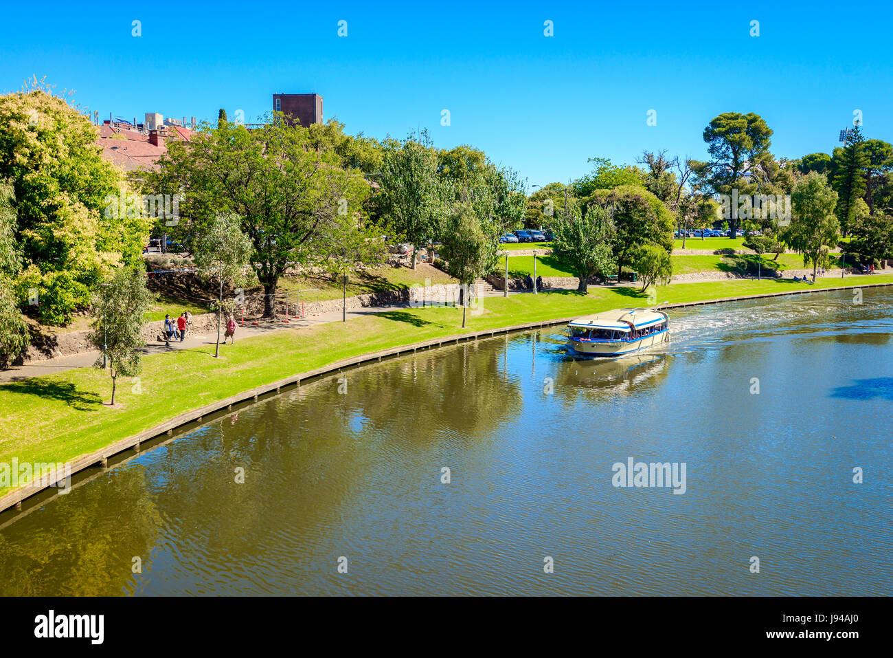 Adelaide, Australie - 14 Avril 2017 : Pop-Eye emblématique bateau avec personnes à bord les rivières rivière Torrens à Adelaide CBD par un beau jour Banque D'Images