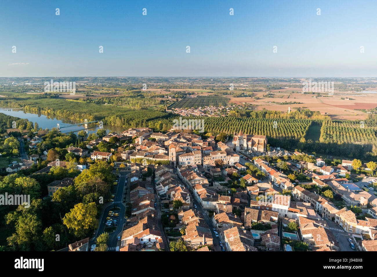 La France, Tarn et Garonne, Auvillar, étiqueté Les Plus Beaux Villages de France (Les Plus Beaux Villages de France), (vue aérienne) Banque D'Images