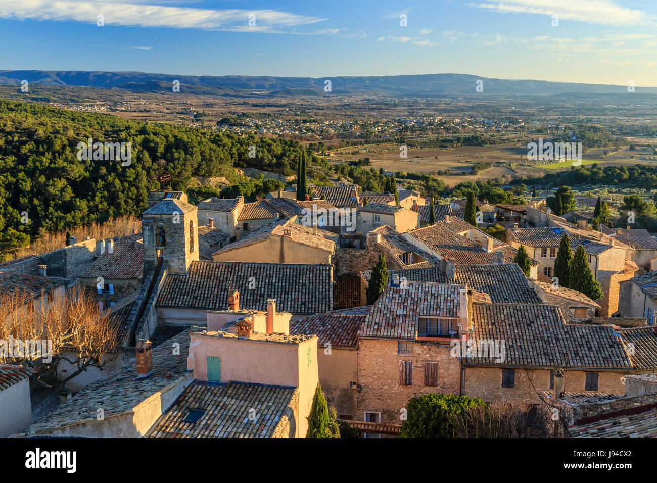 France, Vaucluse, le Barroux, vue au sud et sur les toits du village en soirée Banque D'Images