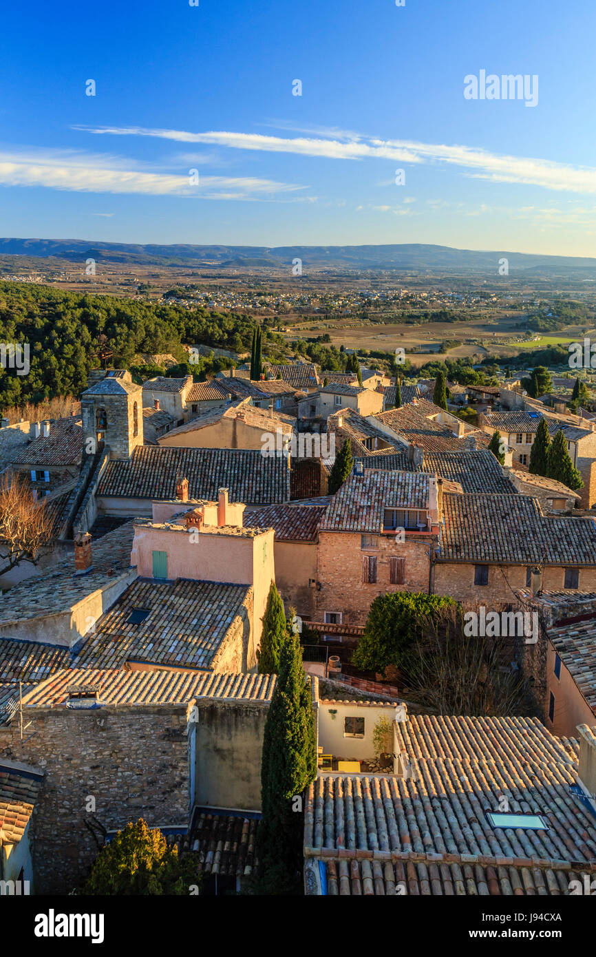 France, Vaucluse, le Barroux, vue au sud et sur les toits du village en soirée Banque D'Images