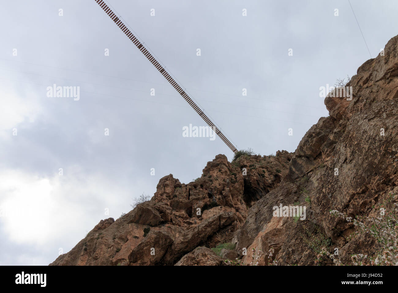 Pont suspendu au dessus d'une vallée Banque D'Images