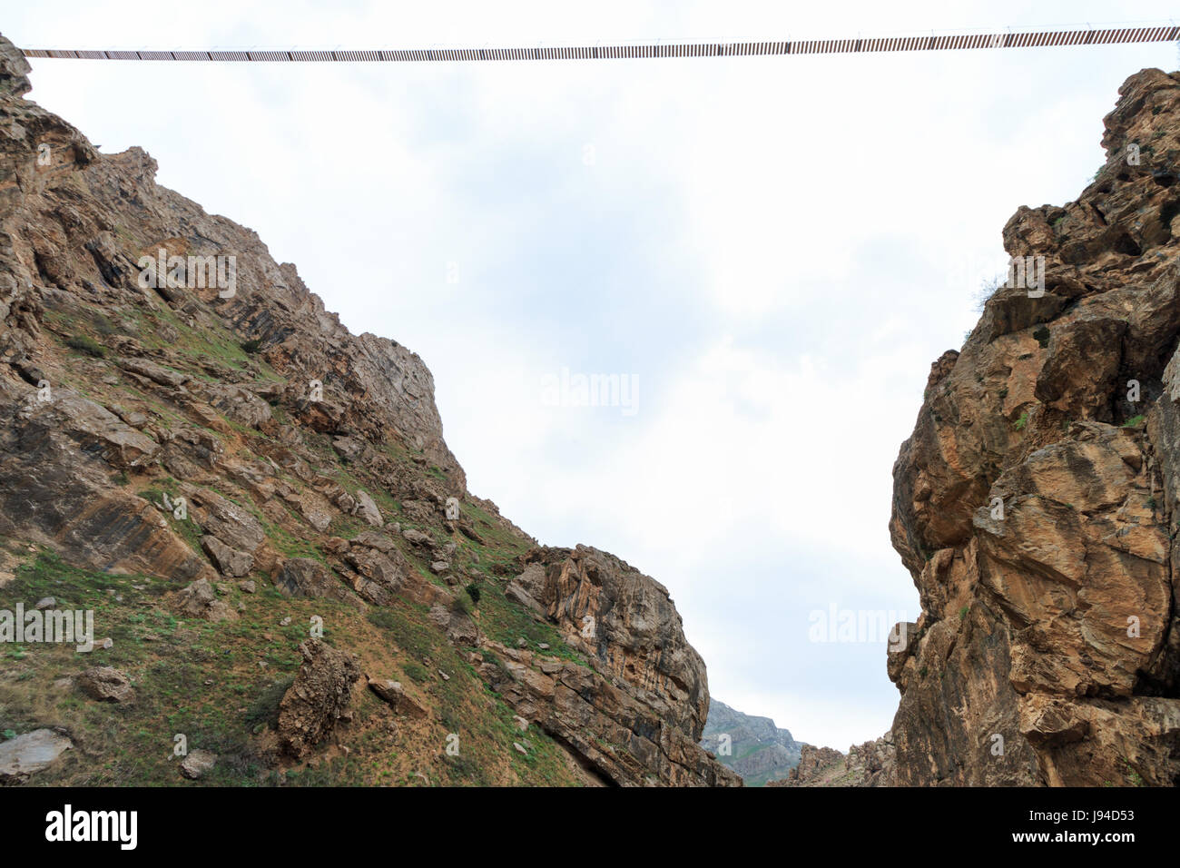 Pont suspendu au dessus d'une vallée Banque D'Images