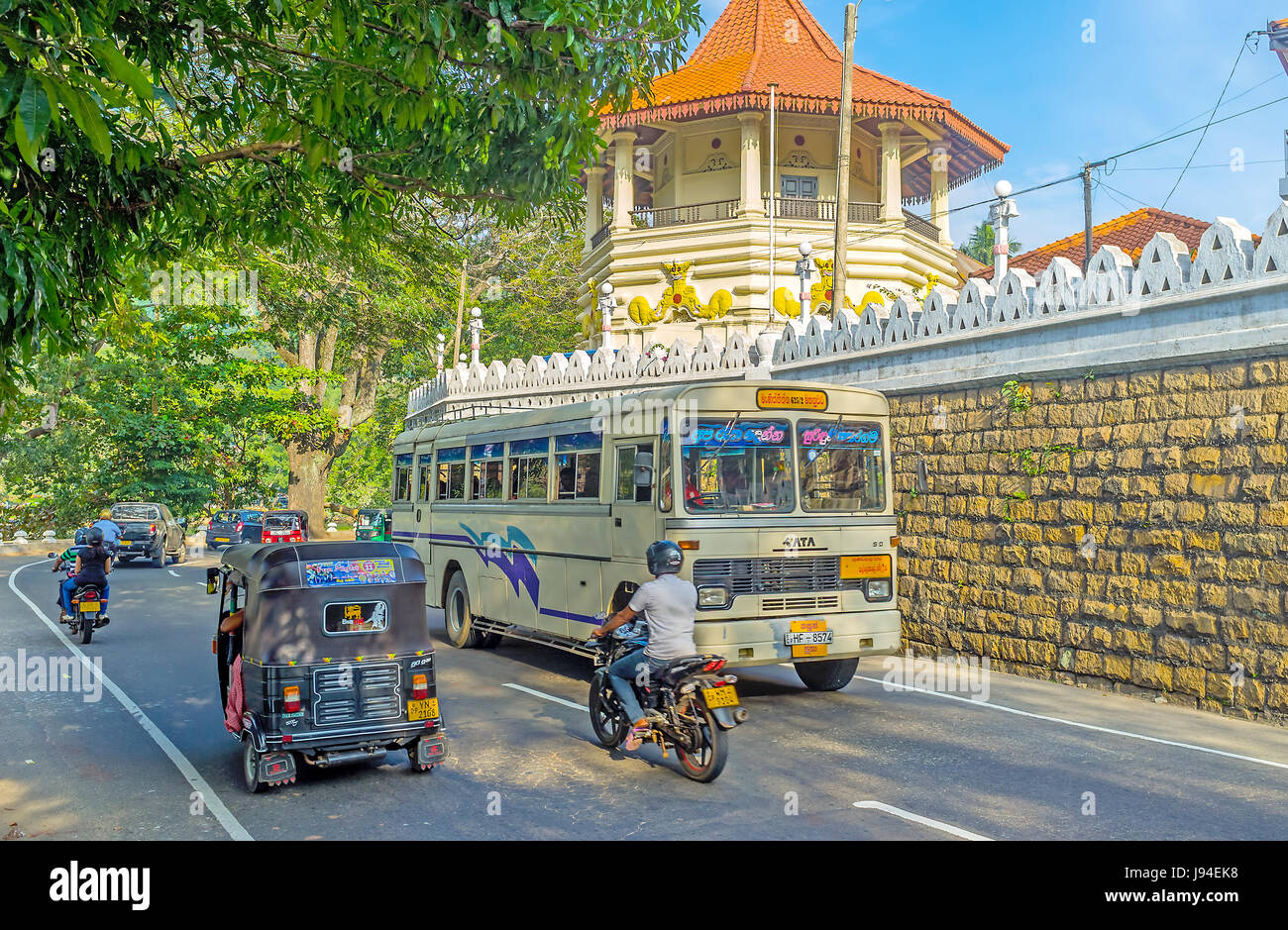 KANDY, SRI LANKA - le 28 novembre 2016 : Sangaraja Mawatha est l'une des plus bruyantes de la ville toujours surchargé de transports, le 28 novembre, j'ai Banque D'Images